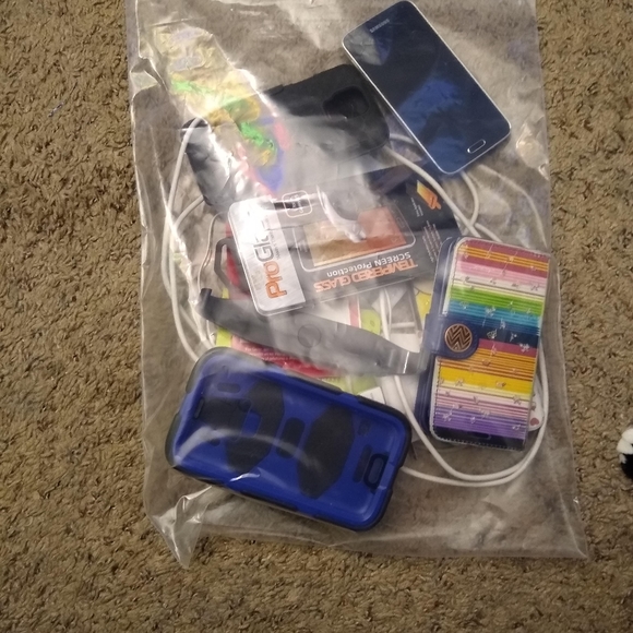 Samsung Galaxy S5 and cases - Picture 4 of 4